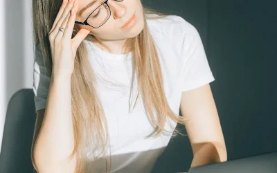 “Je pense trop, donc je suis… anxieux : Comment les pensées nourrissent l’anxiété”