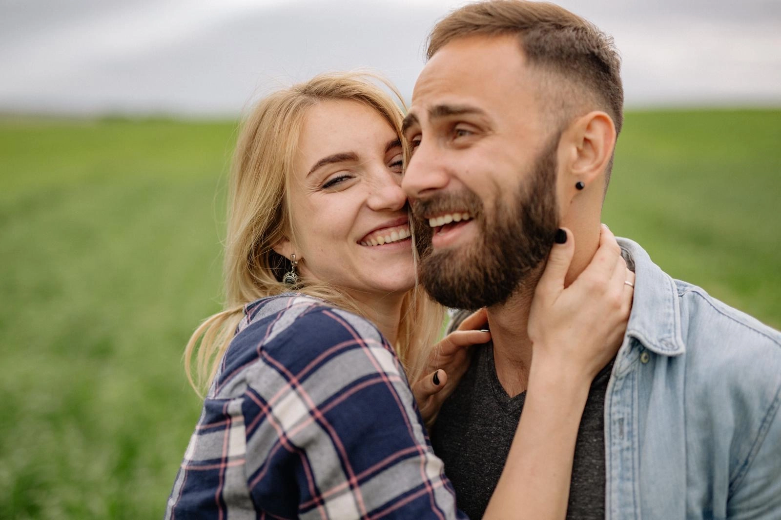 couple-plaisir-desir Couple heureux après avoir retrouvé le plaisir du partage